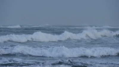 暴风雨天气波涛汹涌的大海