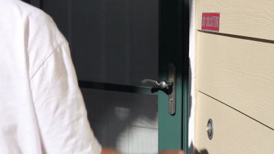 男士按门铃敲门