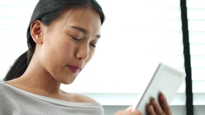家里有数字平板电脑的年轻女子