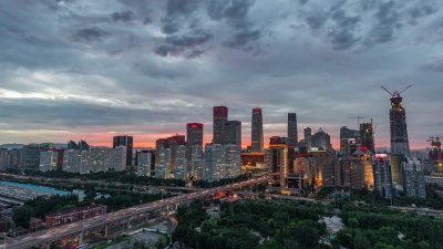 T/L WS HA Zi北京天际线高角度视图，黄昏到夜间过渡/中国北京