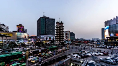中国郑州-2018年3月25日 从黄昏到夜晚，中国郑州的地标和交通
