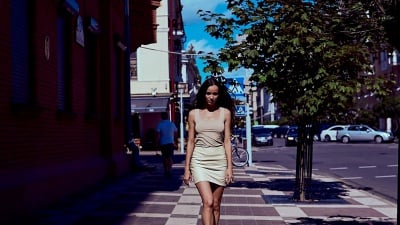 穿着盛装的可爱华丽的拉丁女人走在明亮的街道上
