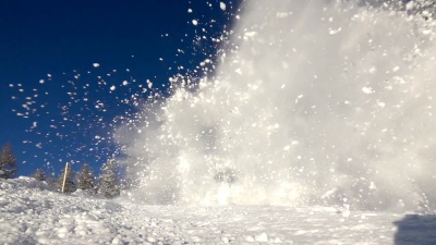 慢动作 大雪崩从山腰滑下并进入摄像机