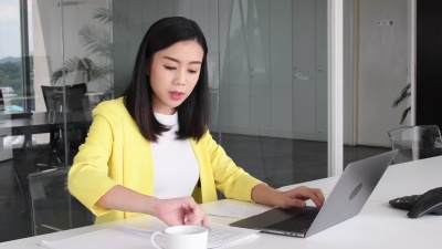 年轻的中国女商人使用笔记本电脑