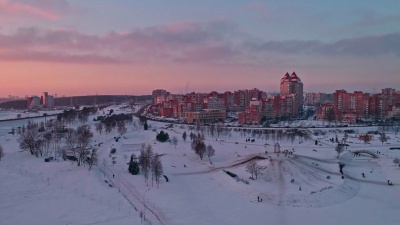 大城市公园上方多层公寓楼居住区的空中全景