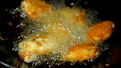 油炸鸡在黑锅里煮
