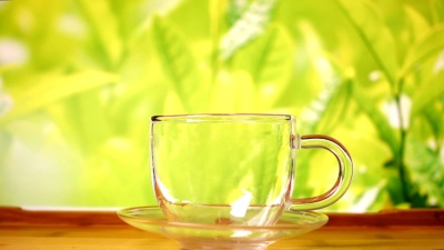 在玻璃茶杯中倒水