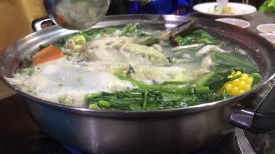 关闭sukiyaki在火锅晚餐美味