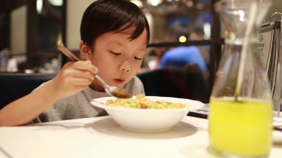 孩子们吃午餐