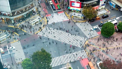 涉谷十字路口广场行人通过拥挤交通的延时鸟瞰