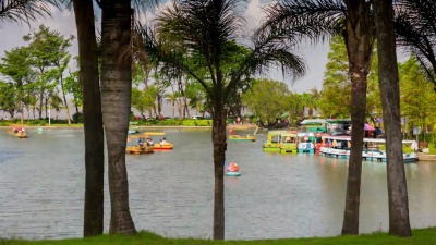 中国晴天珠海市景山公园湖船交通全景 时差