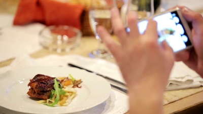 用智能手机拍摄健康午餐
