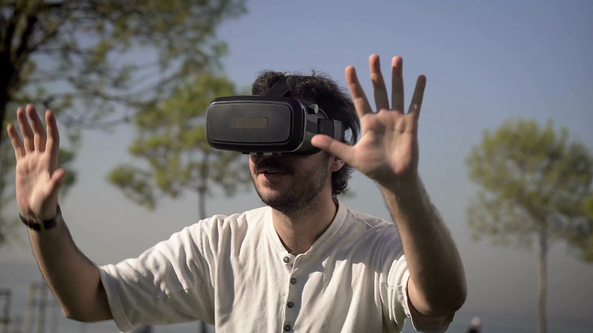 户外戴着虚拟现实头盔或VR眼镜的年轻人