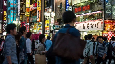 在新宿过马路的人