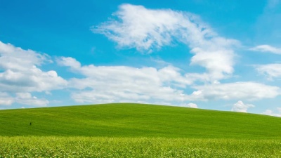 T/L 8K美丽绿色草地上的云景