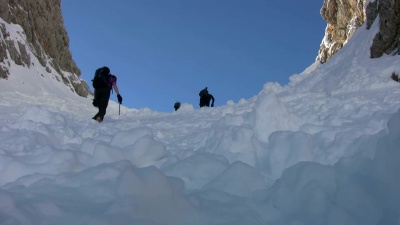 带着钉子和斧子的冬季徒步旅行
