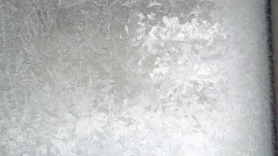 仔细看被雪覆盖的玻璃门