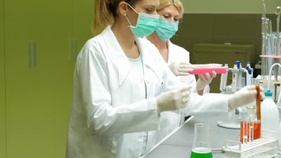 实验室里的两个女人在一起工作