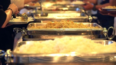 人们在餐厅内分组餐饮自助餐。