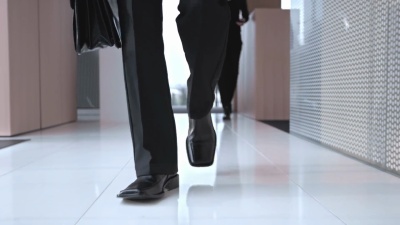 Slo MO DS Business Men鞋走在走廊上