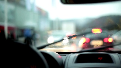   雨中驾车