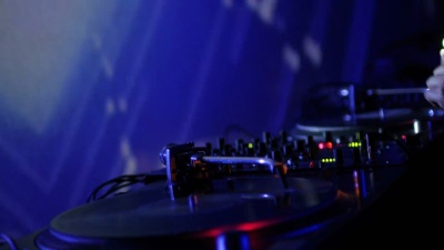DJ在俱乐部混合音乐的镜头