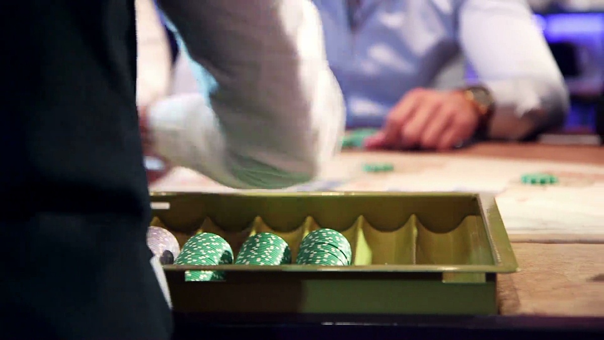 在赌场-扑克游戏中交易卡片