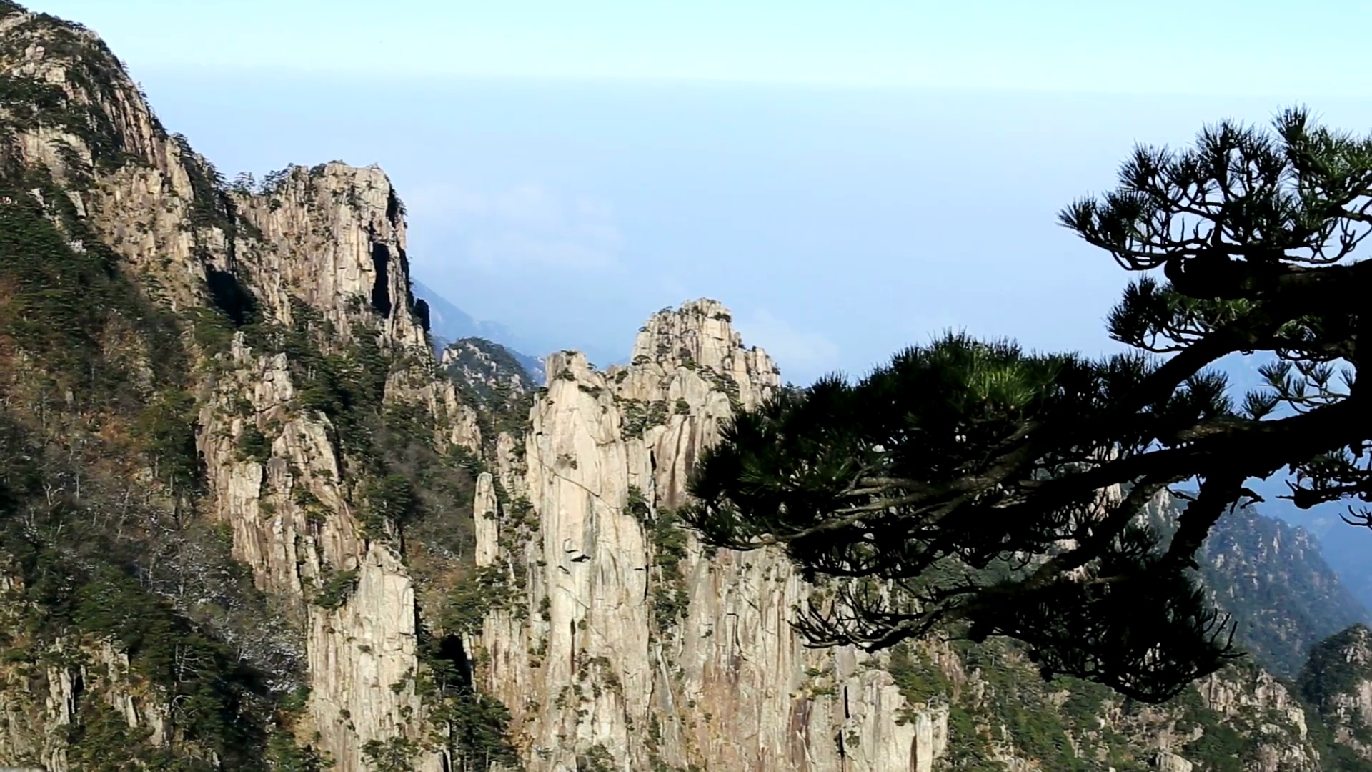 蓝天背景的黄山预览效果