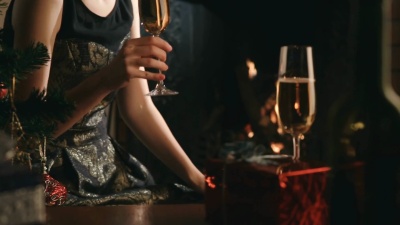 男人和女人喝香槟玩得很开心