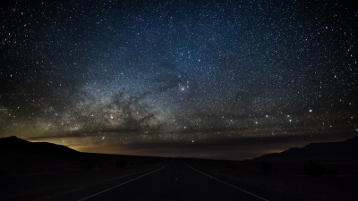 乡村公路上的银河-死亡谷，美国- 自然/野生动物/天气