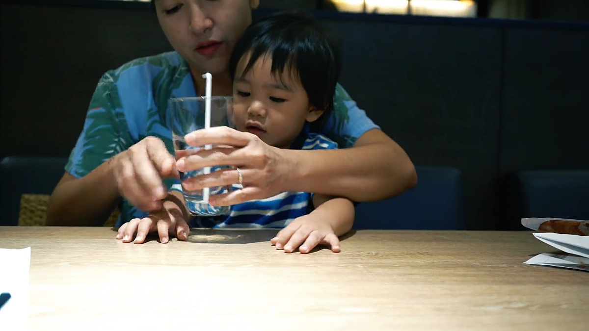 亚洲男婴和妈妈一起喝水