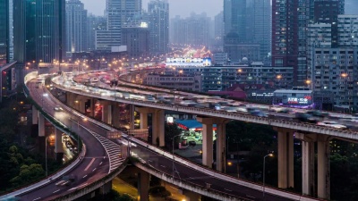从黄昏到夜晚，中国上海高速公路和交通的鸟瞰