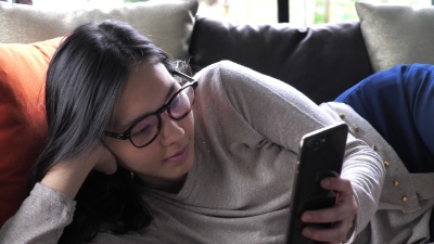 亚洲女性在智能手机上寻找社交媒体