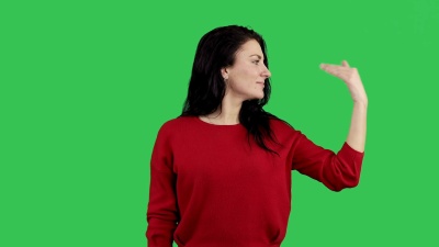 一位年轻的黑发女子举起双手