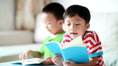 孩子们在看书
