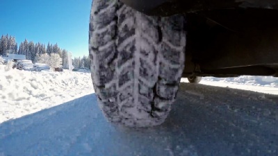 在积雪的单车道冬季森林道路上行驶