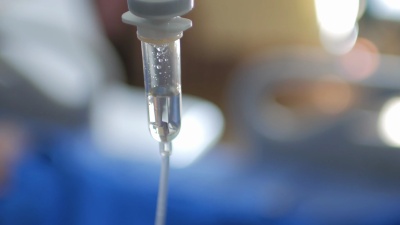 患者家属在医院用静脉滴注生理盐水体积输注术后触摸双手