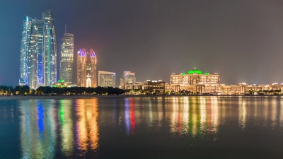 夜光阿布扎比市海湾市中心著名的酒店全景4k时间流逝阿联酋