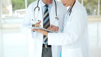 有魅力的医生一起工作