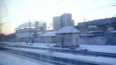 火车窗口的城市景观