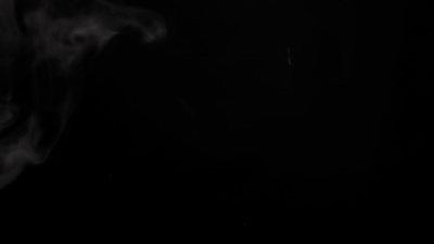 黑色背景下的水蒸气或白烟