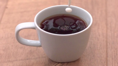慢动作牛奶倒入杯子