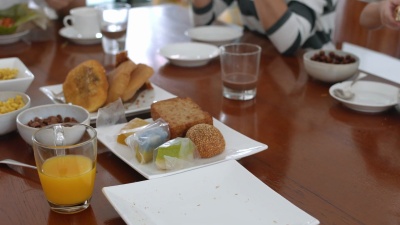一家人一起吃早餐
