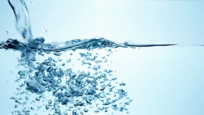 水与空气的气泡一起飞溅