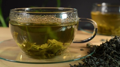 散茶和两杯茶。机架焦点。