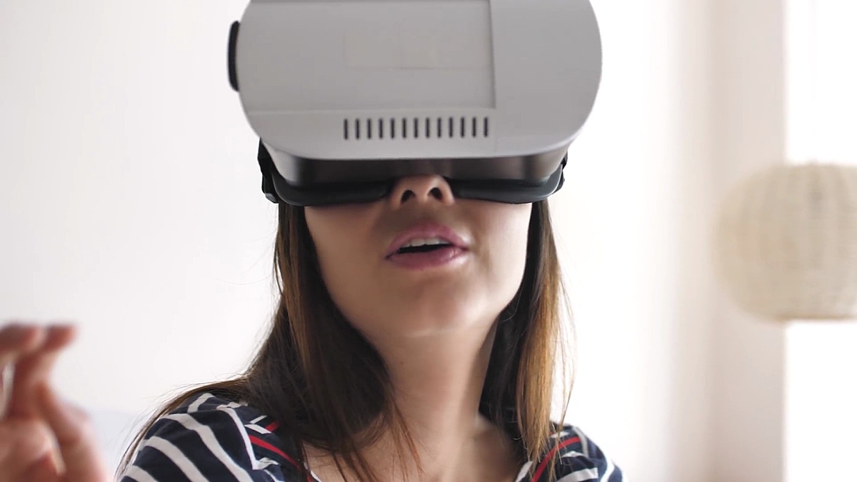 特写女性在家中使用虚拟现实眼镜，慢动作