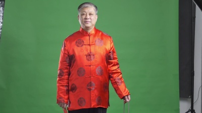 穿红色普通话的亚洲老人新年快乐 