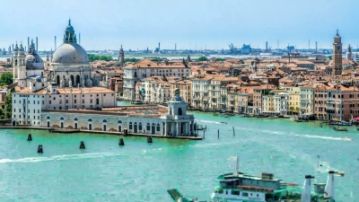 威尼斯城市景观与敬礼大教堂横跨海峡，观光旅游，旅行