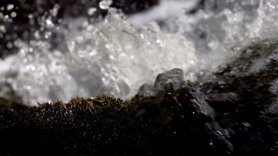 缓慢流动的天然淡水泉水