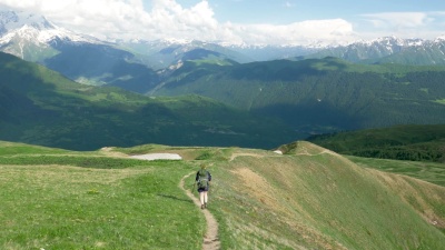 女孩在山区徒步旅行-科鲁尔迪湖区，梅斯蒂亚，乔治亚州